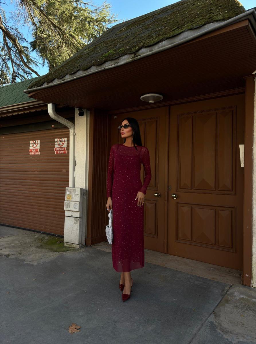 فستان سهرة طويل بأكمام طويلة شفافه مزين بلمسات كريستالية صغيرة تضفي - صورة 2