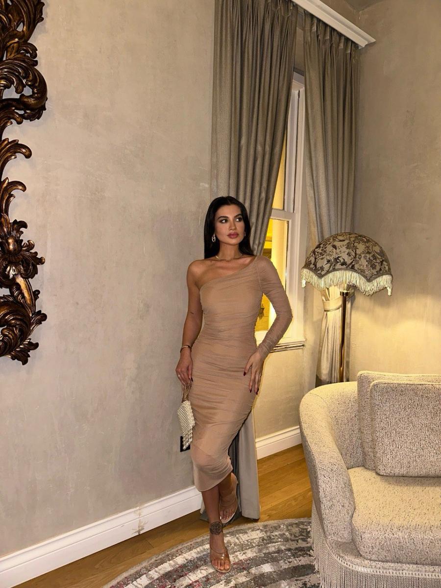 فستان ميدي بلون نيود أنيق بتصميم كتف واحد وأكمام طويلة شفافة - صورة 1