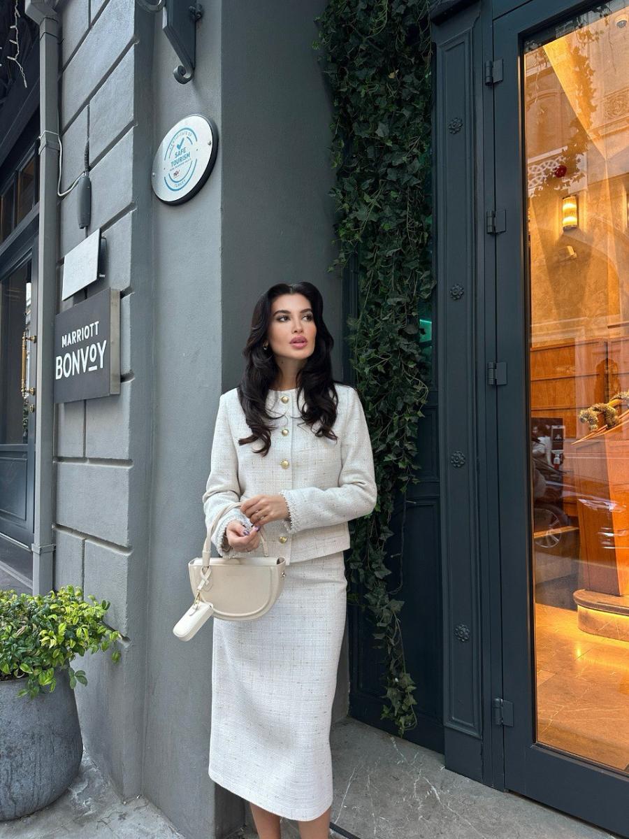 طقم  قماش التويد الفاخر، مكوّن من جاكيت بأزرار ذهبية مع تنورة