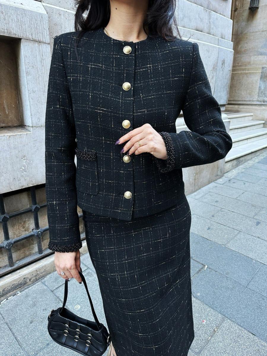 طقم  قماش التويد الفاخر، مكوّن من جاكيت بأزرار ذهبية مع تنورة