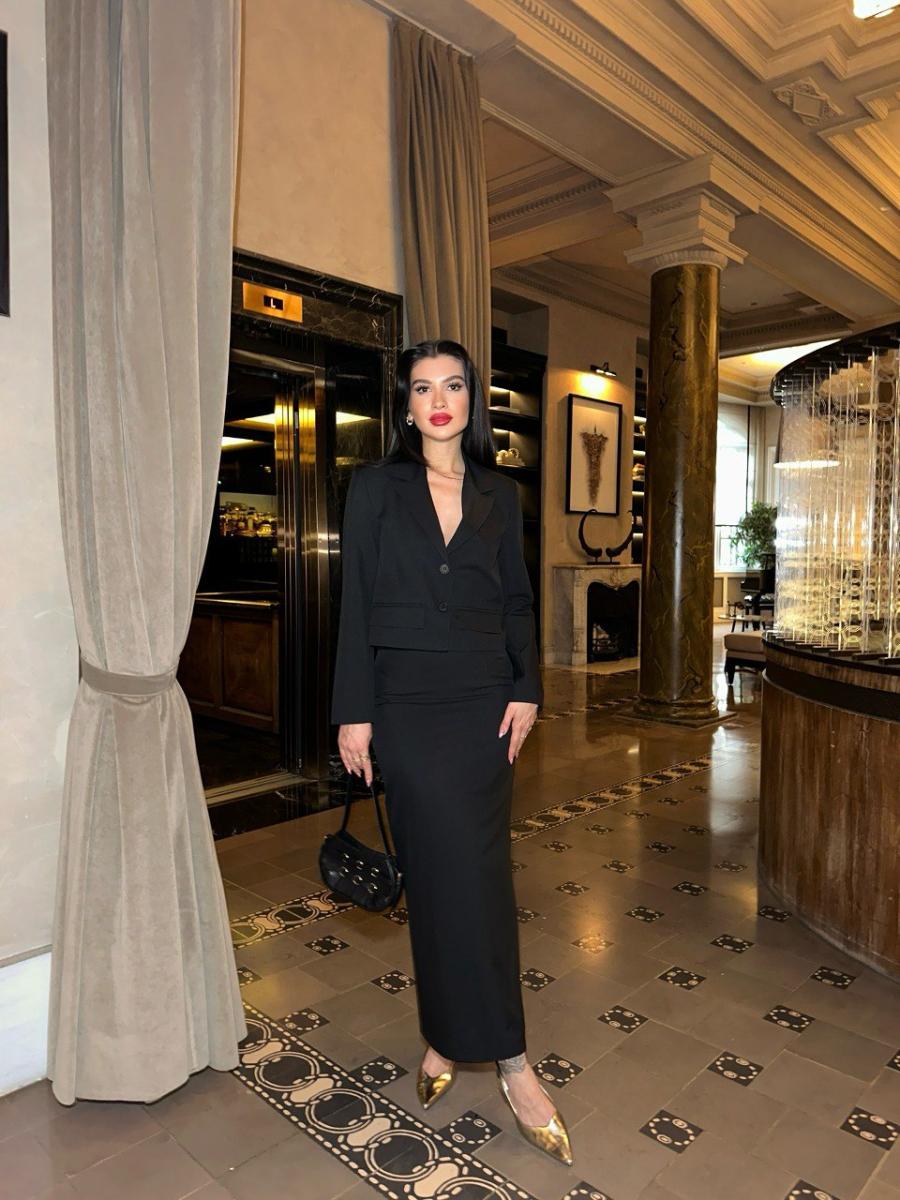 طقم  مكوّن من جاكيت كلاسيكي بلمسة رسمية وتنورة طويلة