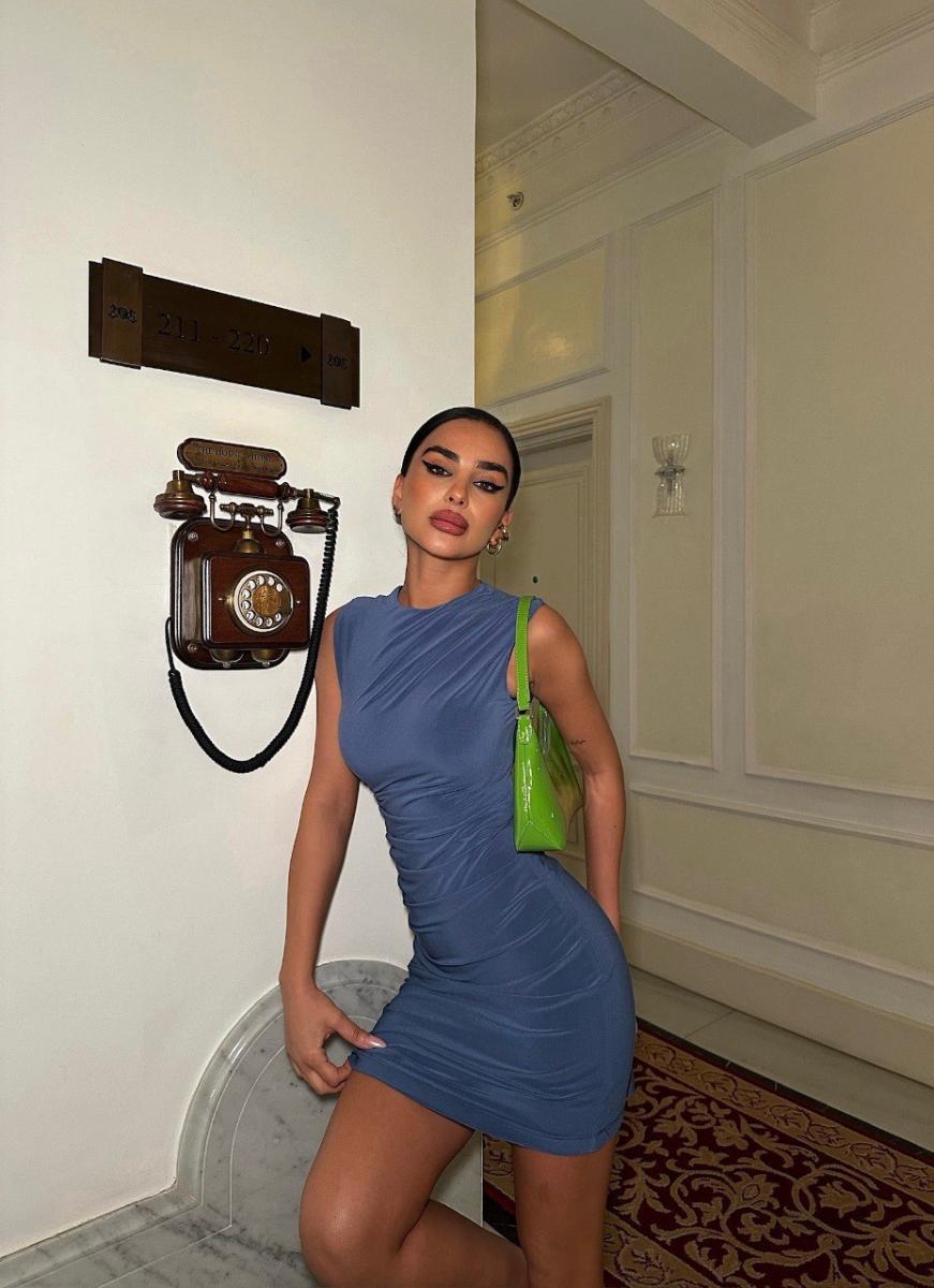 فستان قصير بدون أكمام بتصميم أنثوي أنيق