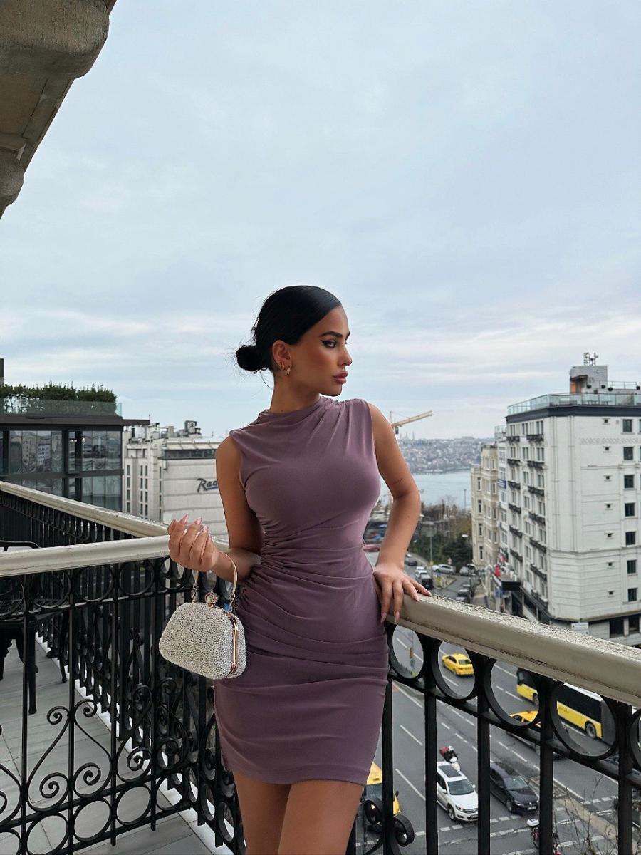 فستان قصير بدون أكمام بتصميم أنثوي أنيق