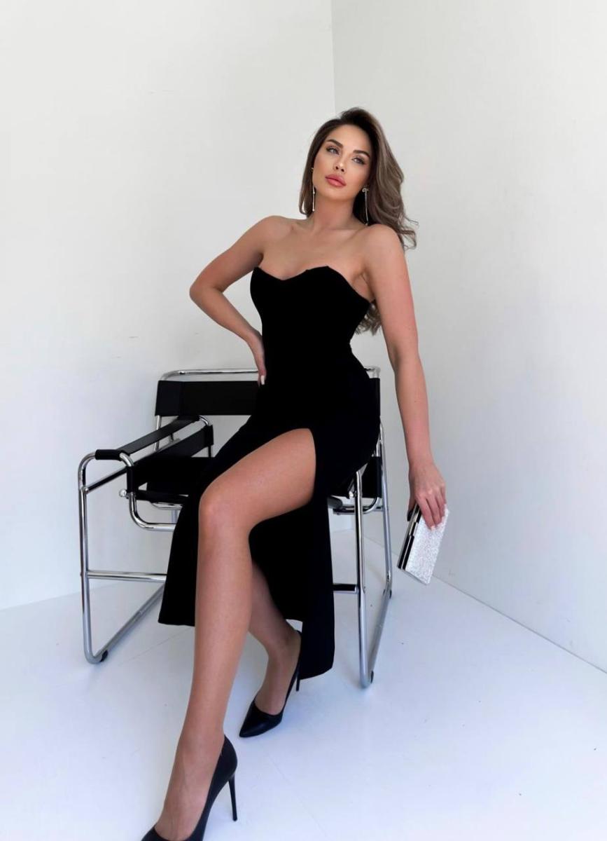 فستان سهرة أنيق بتصميم طويل مكشوف الأكتاف