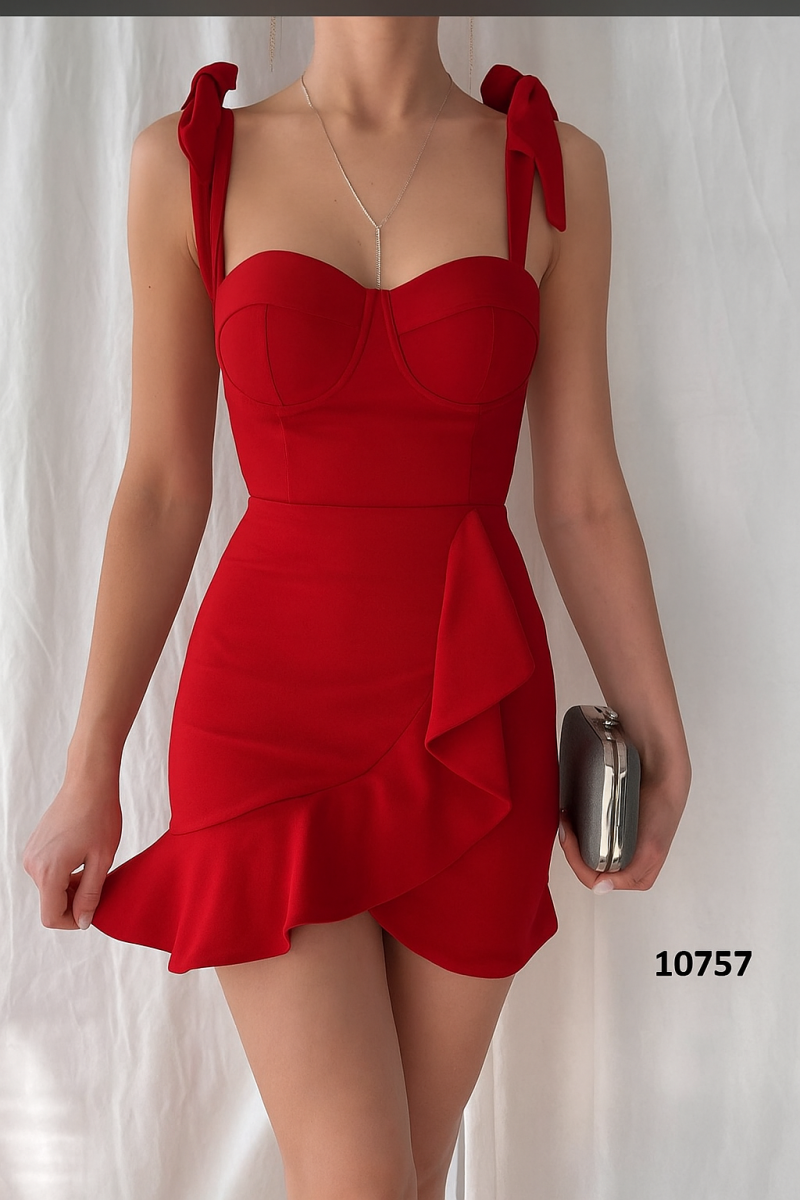 فستان قصير بتصميم أنثوي أنيق،