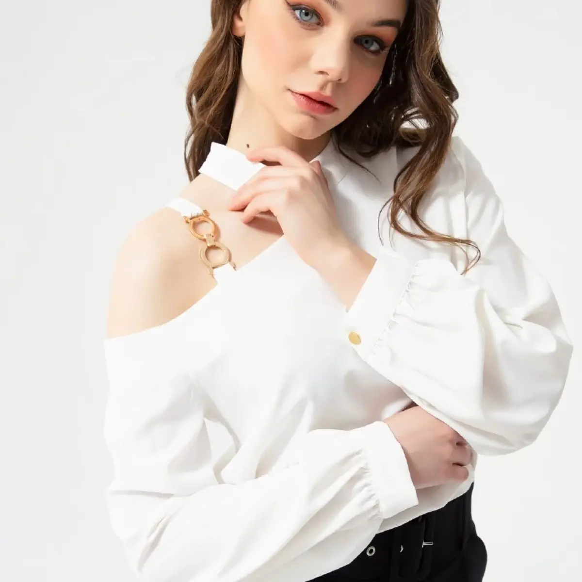 بلوزة كم على حلق بالاكتاف