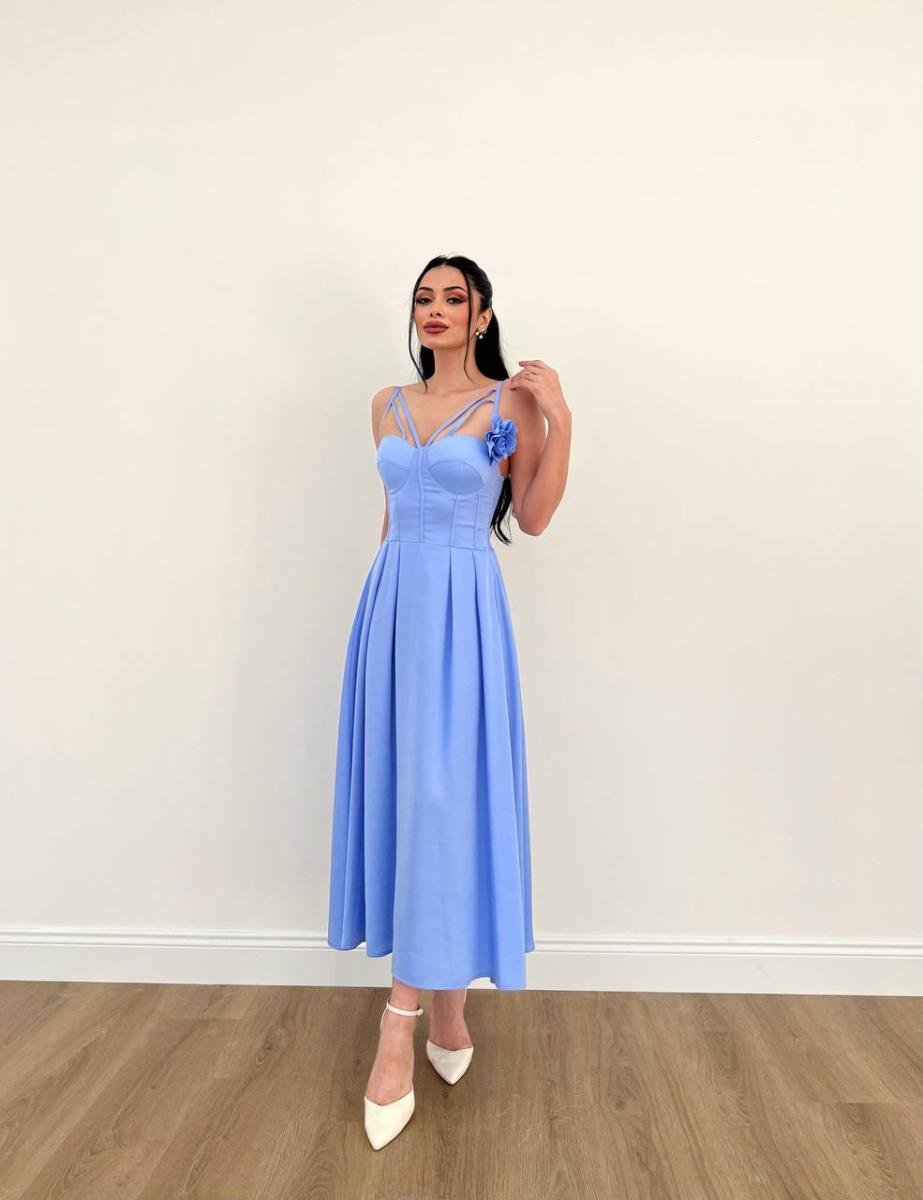 فستان ميدي بكتف وردة وتصميم كورسيه (Midi Corset Dress with Floral Accent)