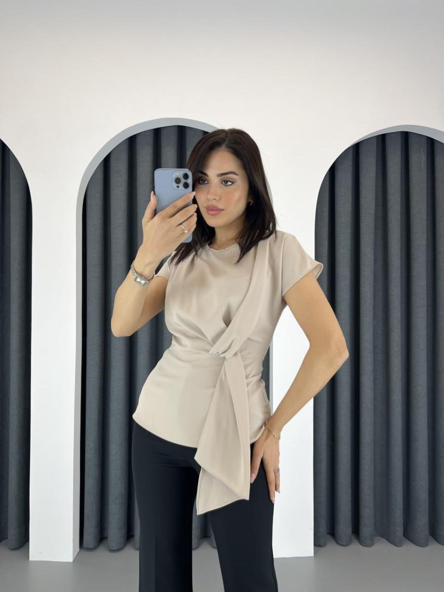 بلوزة نسائية أنيقة بأكمام قصيرة مع تفصيلة ربطة أمامية جانبية - صورة 1