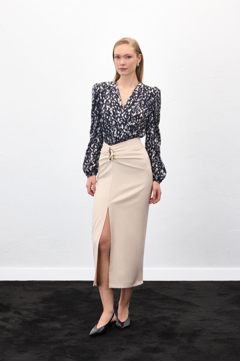 تنورة نسائية تركية ميدي رسمية بتصميم قلم رصاص وشق أمامي مزينة بإكسسوار ذهبي - صورة 1